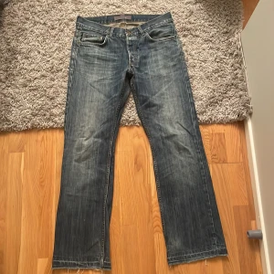 Label of graded goods jeans - Säljer ett par straight jeans från Label of graded goods (HM). Mycket bra skick om man inte har något emot att de är uppsprättade i benöppningarna. Storlek 34 i midjan och 32 i längden (82 cm nu i och med att de är uppsprättade) 23cm i benöppning🤗