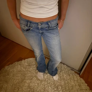 ljusblå jeans  - skitsnygga ljusblå jeans med en vintage touch. 