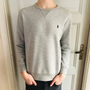 Ralph lauren  - Ralph lauren tröja. Storlek L i barn som motsvarar xs. Modellen är 177