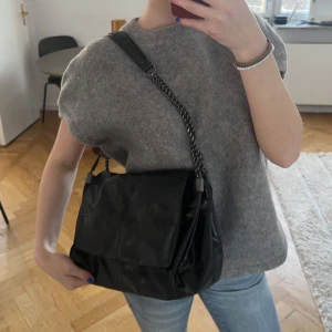 handväska  - Lite större handväska från zara, har tre fack och rymmer mycket❤️