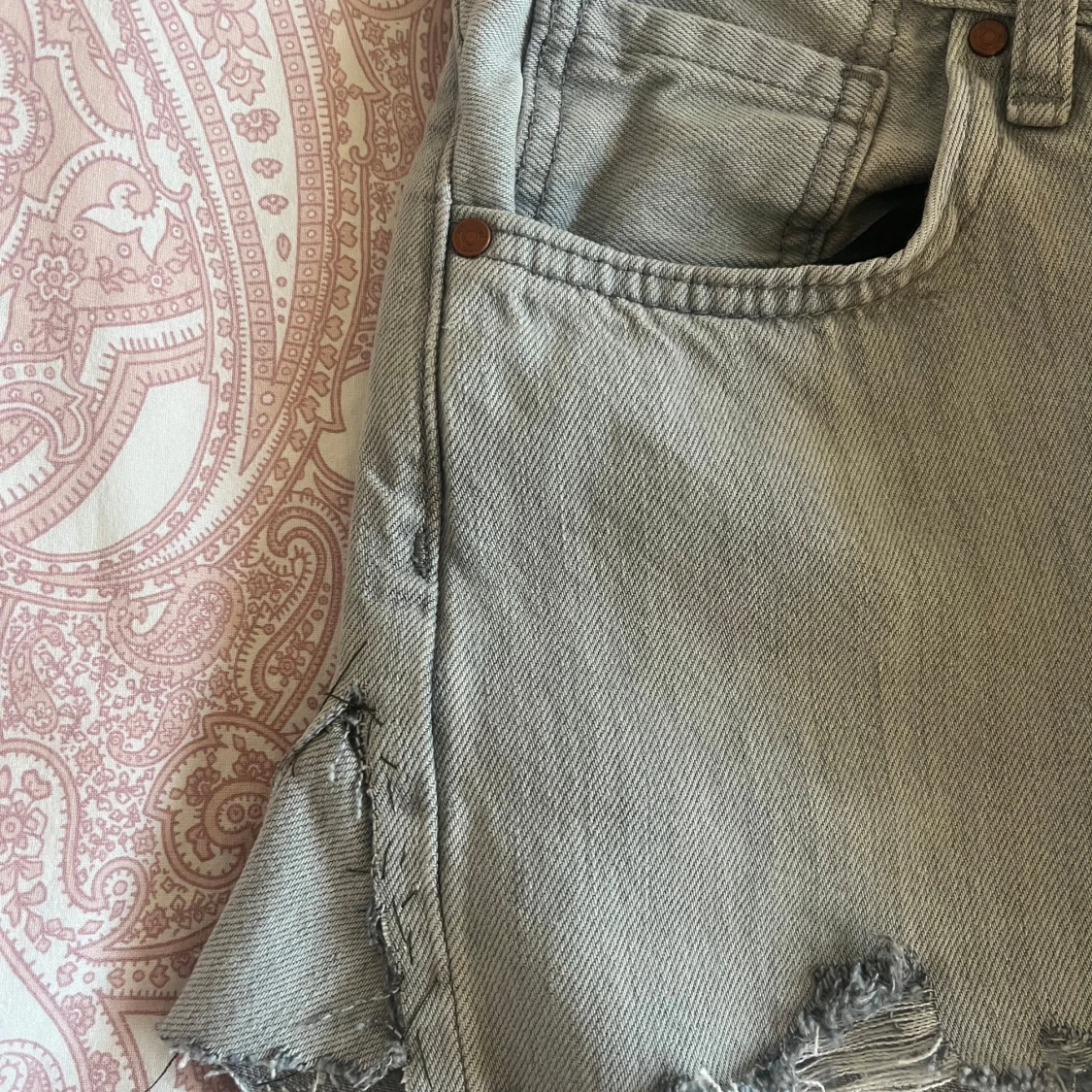 Grå jeansshorts med slitningar - 92