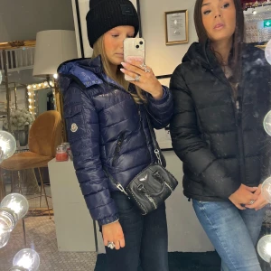 Moncler badly - Snygg moncler jacka till salu! En blå dunjacka med dragkedja. Perfekta för kyliga dagar och ger en stilren look. Jackan har långa ärmar och har en skön passform.