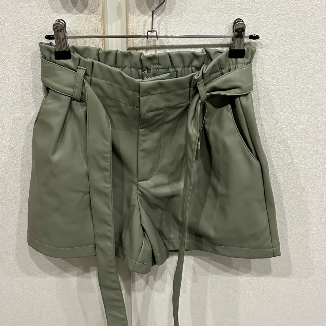 Olivgröna shorts med knytband - 90