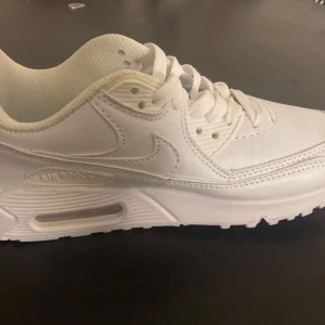 Vita Nike Air Max skor - Helt nya vita Nike Airmax, aldrig använda. Fick i present men fel storlek :( Nypris ca 1150kr