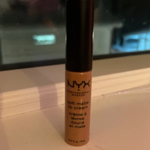 Soft Matte Lip Cream från NYX - Säljer en Soft Matte Lip Cream från NYX i nyansen London. Den har en krämig konsistens och ger en matt finish. Perfekt för en naturlig look.