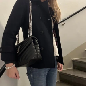 Tommy Hilfiger kappa! - Snygg mörkblå ull kappa från Tommy Hilfiger! Passar som storlek XS dam