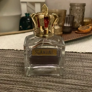 Scandal parfym 100 ml - Scandal parfym främst för män men kan användas av kvinnor. Luktar främst vanilj och sött. Ungefär lite mer än 50 av 100ml kvar i den.  Lådan finns 