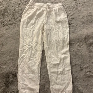 Vita linnebyxor - Snygga och bekväma vita linnebyxor med elastisk midja. Perfekta för en avslappnad stil och varma dagar.