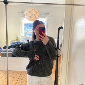 Mörkgrå stickad tröja - Säljer en mysig mörkgrå stickad tröja med lång ärm. Perfekt för kyliga dagar och ger en avslappnad look. Tröjan har en normal passform och är enkel att matcha med olika outfits.m men mer s i storleken❣️❣️