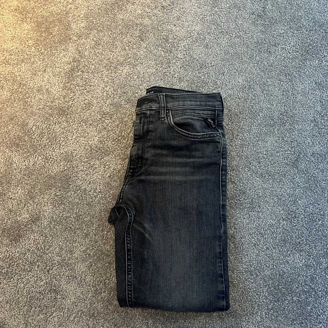 Mörkgråa jeans från Replay