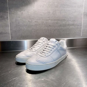 Valentino flycrews  - Säljer dessa fina flycrews utan defekter kom dm vid fundering 