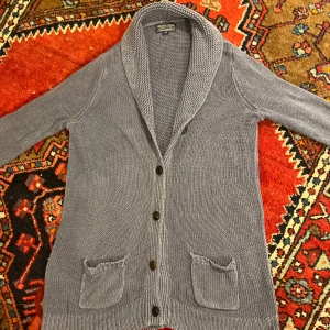 Ralph lauren kofta! - Säljer sjuk snygg och unik ljusblå kofta från Ralph lauren! Fet vinted slags wash på tröjan vilket gör den sinnesjukt fet