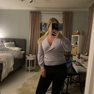 Tunn stickad tröja  -  Tunn stickad tröja från Stockholm LM. Fint skick använt två gånger pastell lila. Pris kan diskuteras vid snabbköp.