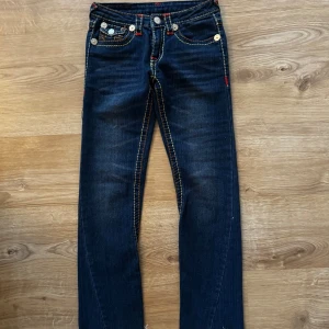 Blåa True Religion Bootcut Jeans - Riktigt snygga True Religion jeans i Joey modellen. Cool unik design på fickorna. Pris kan diskuteras!