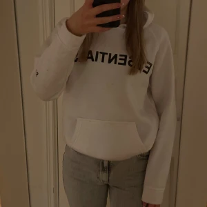 Essentials hoodie - Hoodie från essentials, använd fåtal gånger så den är i bra skick!