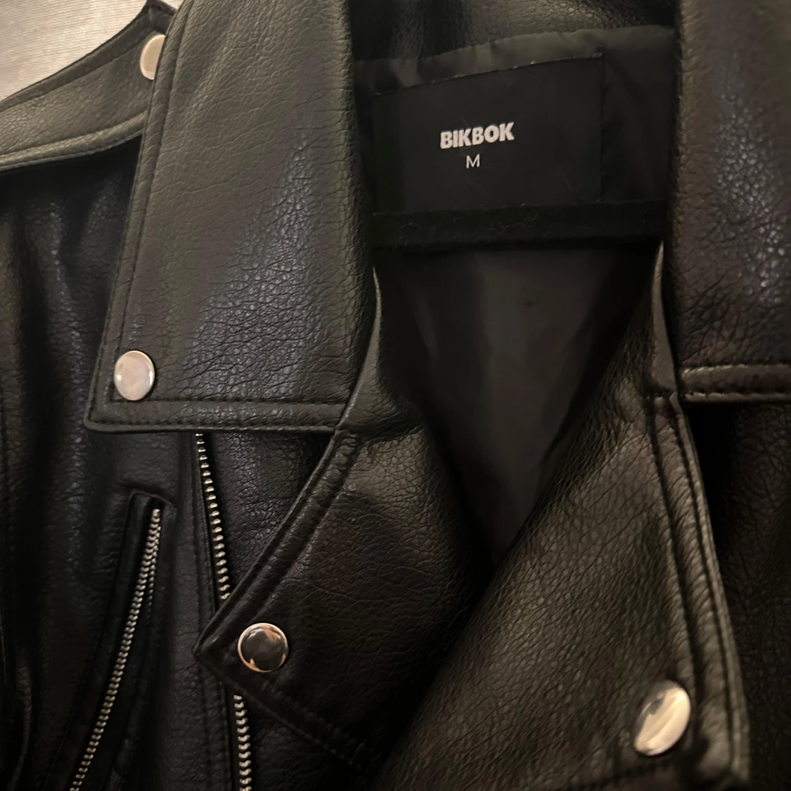 Svart skinnjacka från BikBok - 90