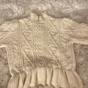 Zara tröja🌟 - Super söt stickad tröja från zara har endast andvänts fåtal gånger🌟 det finns små noppror på ärmarna men det är inget man lägger märket till🩷 har du frågor så är det bara att fråga och är du intresserad så kolla gärna min bio innan🌟