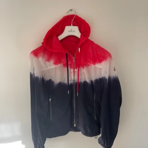Moncler windbreaker  - Skick 9.5/10. Nypris 12 000. Passar M/L. Storlek 3. Skriv vid övriga frågor 