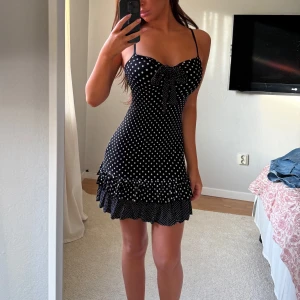 Prickig klänning med volangdetaljer -  xs