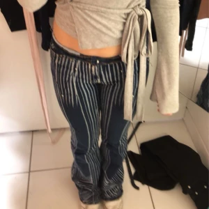 Randiga jeans med bootcut - Snygga blå jeans med vita ränder och bootcut-stil. De har en låg midja och klassisk femficksdesign. Perfekta för en trendig look. Skriv gärna prisförslag🥰💕