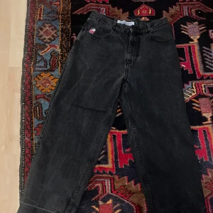 Polar big boy *og logga - Rensar nu garderoben på plagg jag växt ur och säljer därmed dessa mörkgrå polar big boys med og loggan. Byxorna har varit uppsydda förut men är inte det längre. Vid fler frågor är det bara att höra av sig. Mvh 