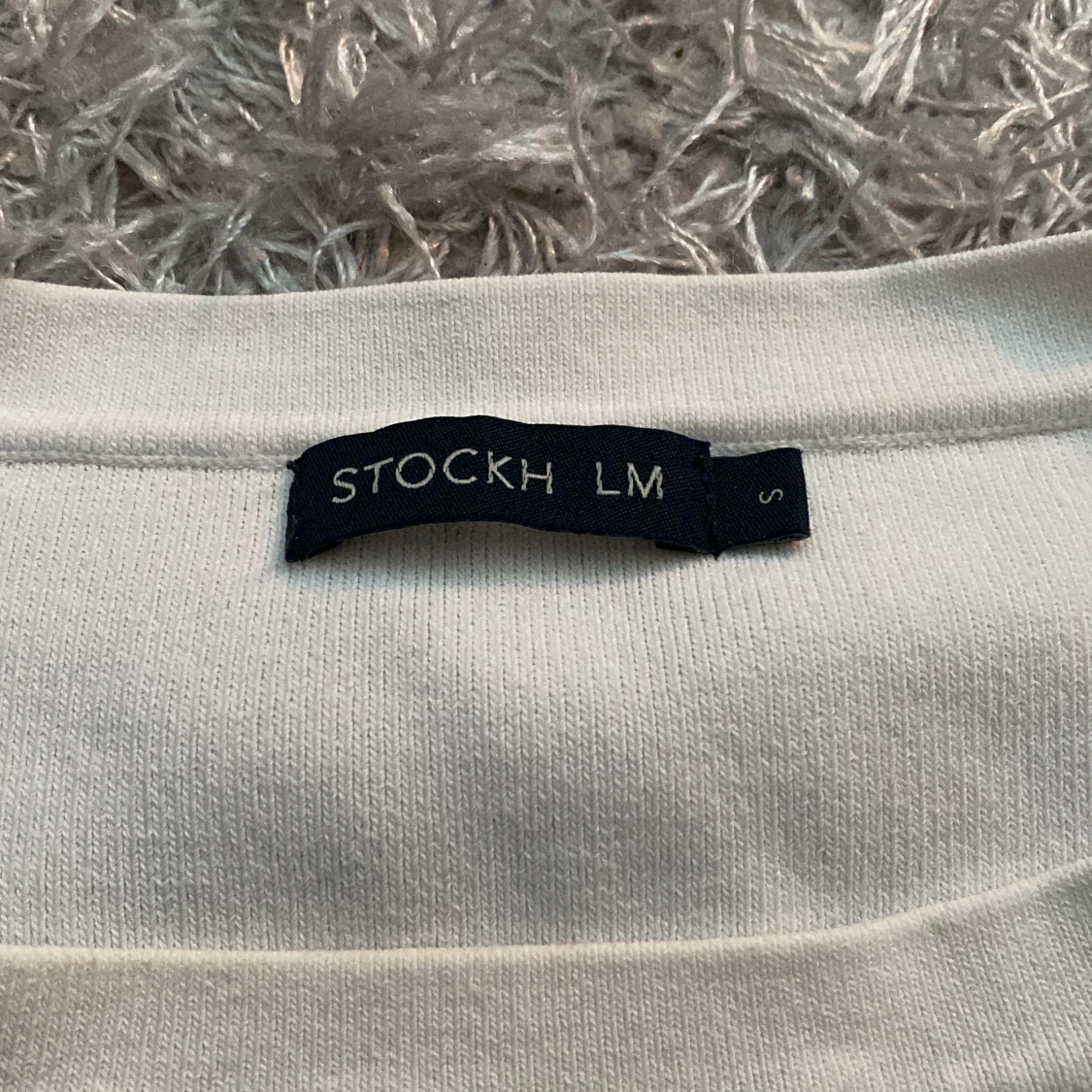 Vit blus med volang  - 92