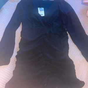 Klänning 🎀 - Super fin klänning till salu! Helt oanvänd med prislapp på!  Klänningen sitter jätte fint men är dessvärre för stor på just mig. 