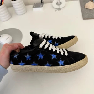 Saint laurent skor - Säljer dessa extremt sällsynta skor från Yves Saint Laurent. Skorna är i bra skick som man ser på bilderna med enstaka skavanker. Sula ingår ej. Kom privat för fler bilder. Storlek: 38 1/2 men sitter som 39-40 skulle jag säga. Priset går att diskutera vid snabb affär. Skriv privat för fler frågor