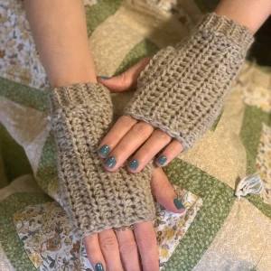 handvirkade ull handvärmare - Crochet handwarmers in 100% fisherman’s wool. Very warm for the fall!! 💛 One size, please let me know if any questions! Cream/light brown in color.