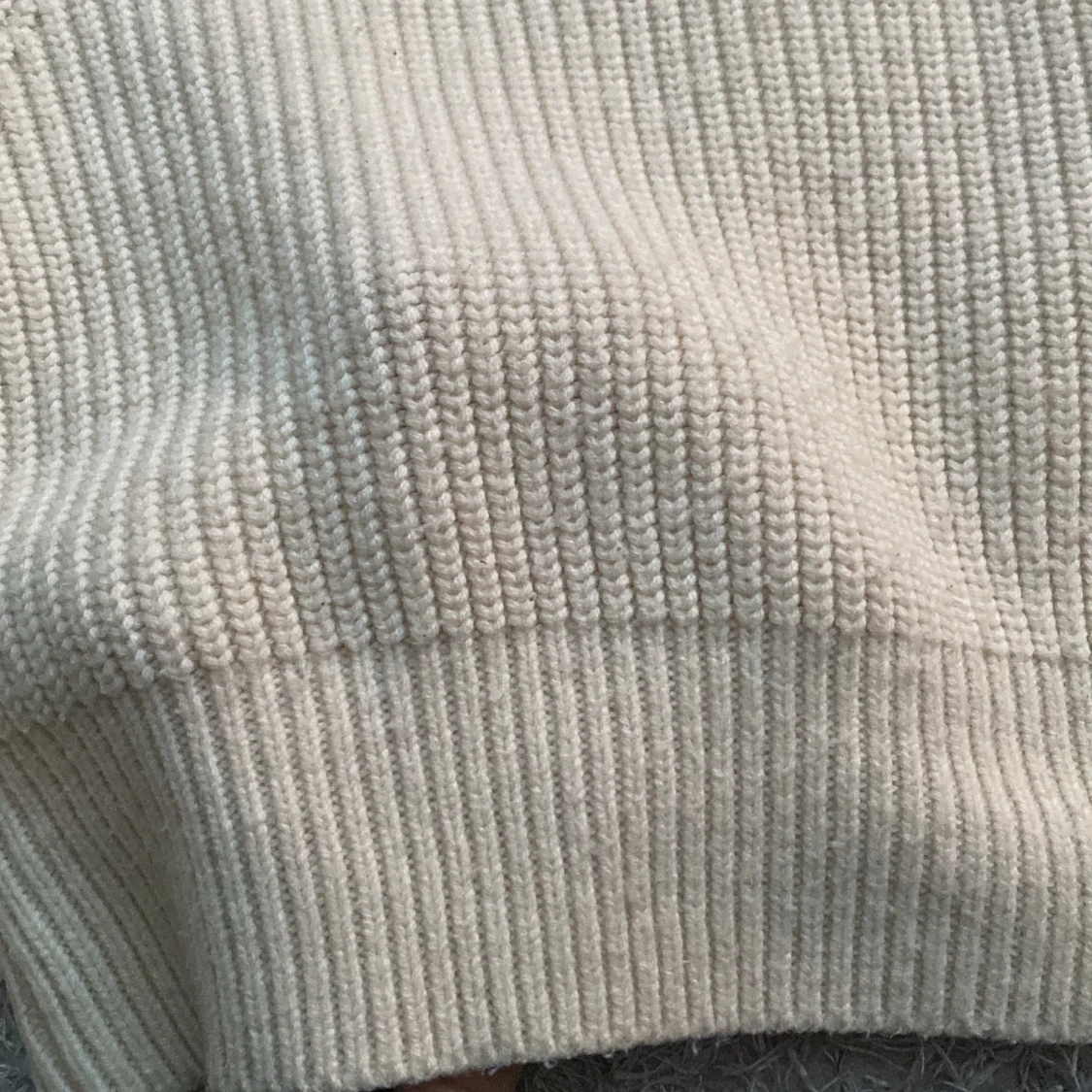 Tjock beige stickad tröja - 91