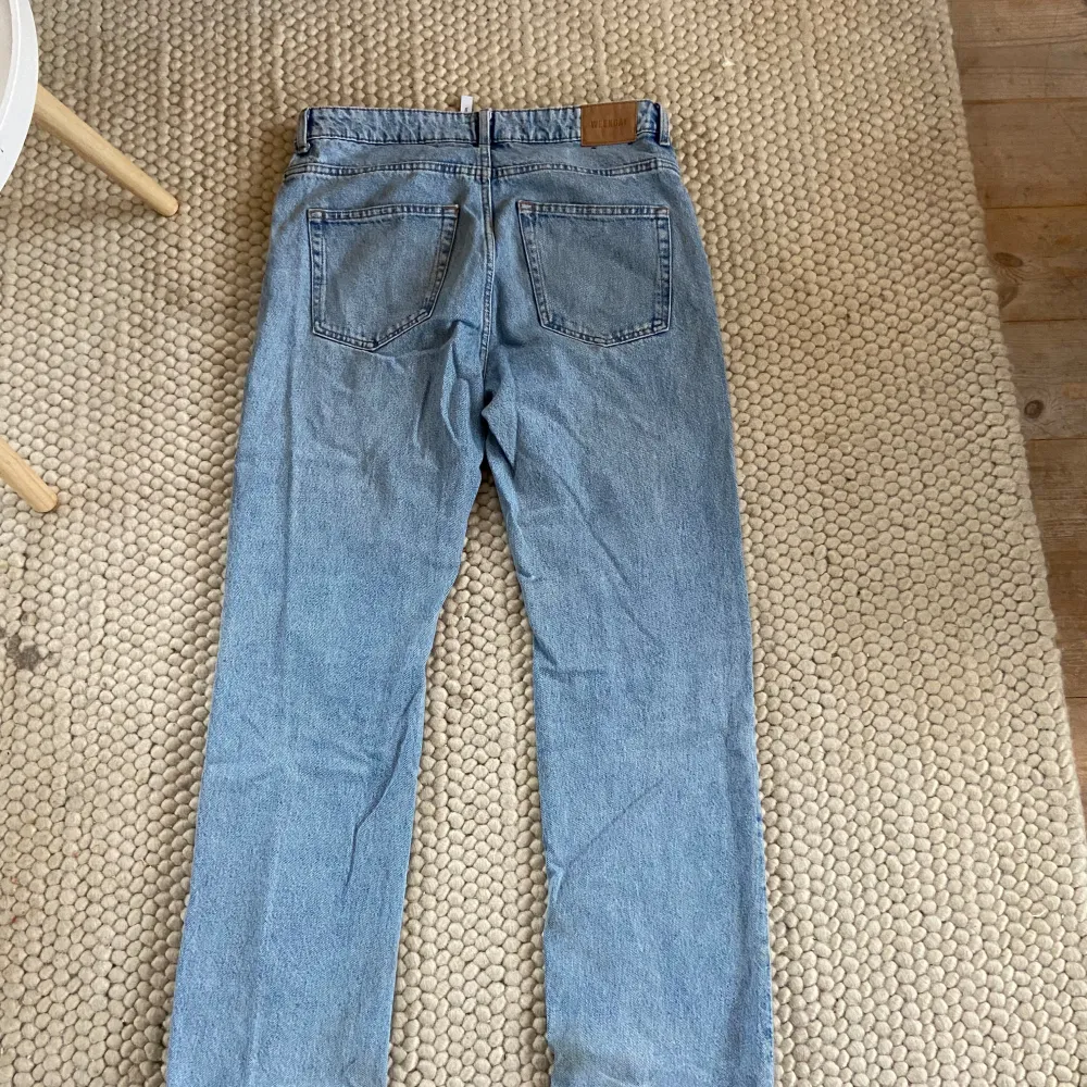 Säljer ett par klassiska blå jeans från Weekday i mycket bra skick. De har en straight passform och är perfekta för vardagsbruk. Jeansen har en dragkedja och knapp framtill samt fem fickor. Perfekta för både vår och höst!. Jeans & Byxor.