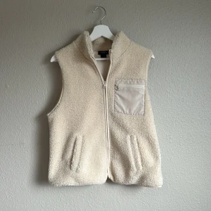 Beige fleeceväst från Lindex - Mysig beige fleeceväst från Lindex i storlek M. Den är i jättebra skick! Kom gärna med förslag ⚡️🩷