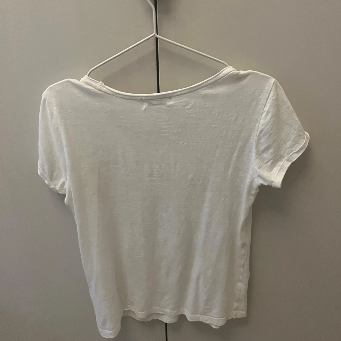 Vit t-shirt med broderade detaljer från Mos Mosh - 91