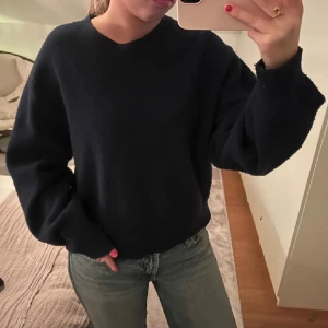 Mörkblå stickad tröja - Säljer en supermysig mörkblå stickad tröja från &Other Stories. Jätteskön och passar till allt! Säljer då den inte kommer till användning längre. 