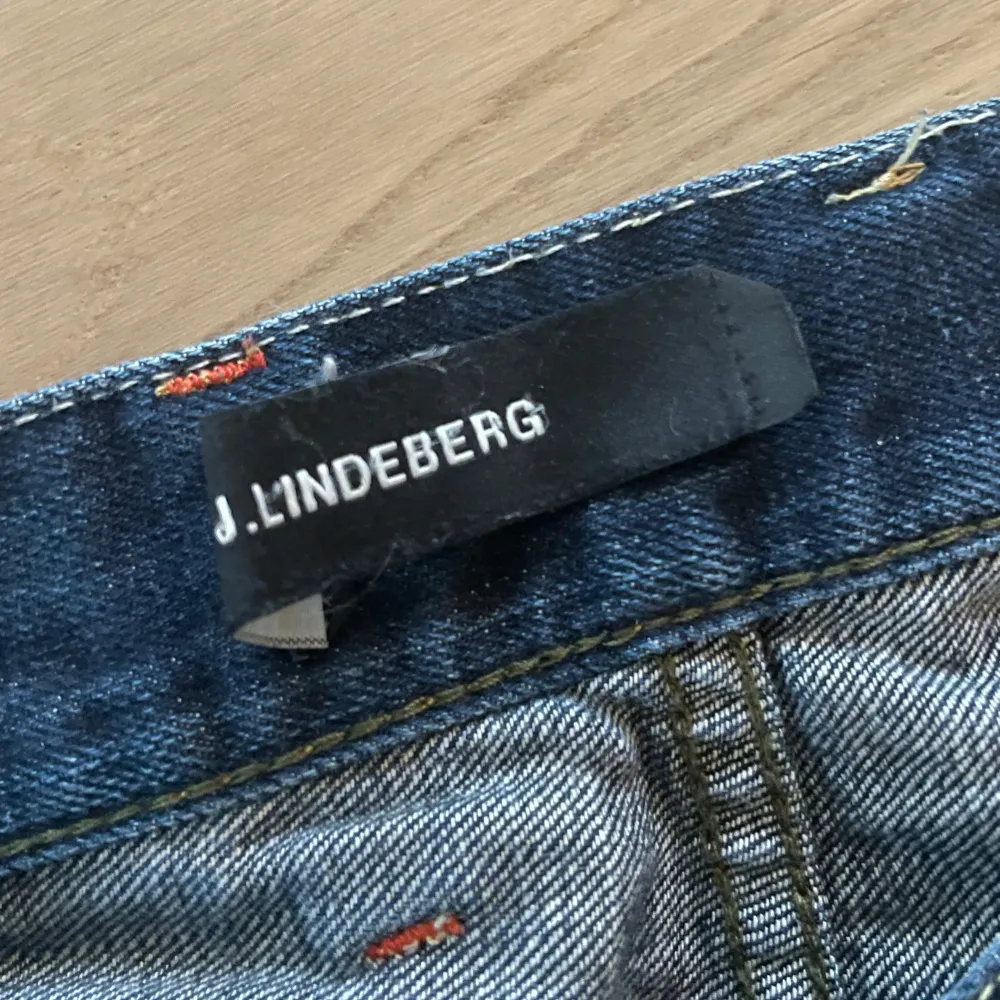 Säljer ett par snygga mörkblå jeans från J.Lindeberg i fint skick. Storlek W32 L32. Pris går att diskutera vid snabb affär 💨. Jeans & Byxor.