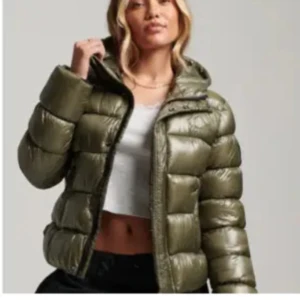 Olivgrön jacka  - Söljer denna superfina, varma och sköna jackan, då den inte kom till användning. Den är i superbra skick❤️❤️