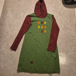Höstig hoodie-klänning🍁🍂 - Hemsydd hoodie-klänning med höstlöv, använd men i bra skick, grön och vinröd