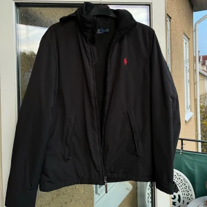 Ralph Lauren Cardigan - Säljer min Ralph Lauren Cardigan/jacka då den blivit för liten, jättebra skick och inga hål. Nypris runt 2000kr, storlek S men passar även M. Avtagbar luva så går att ha med eller utan luva. Skriv vid frågor!