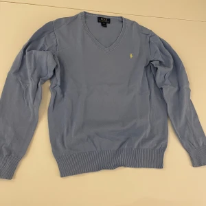 Ralph Lauren V-neck  - ralph lauren v-neck. Ljusblå. XL i barnstorlek, motsvara ca S/XS i vanliga storlkar