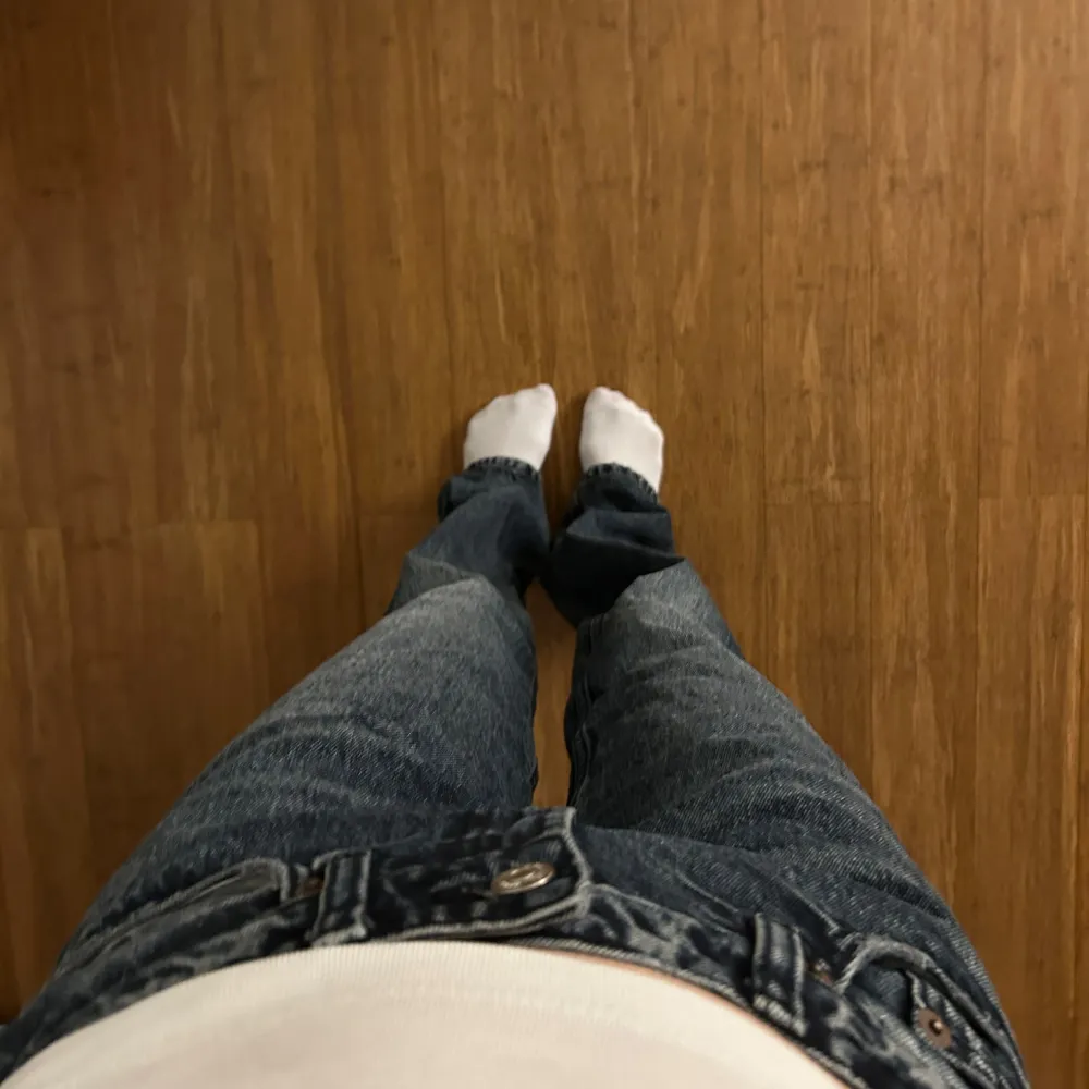 Raka jeans i storlek 34 ifrån zara. Använd 2 gånger. Jag är 168 för referens. Dkriv vid funderingar 🩷🩷🤩🙌🏽🙏🏽. Jeans & Byxor.