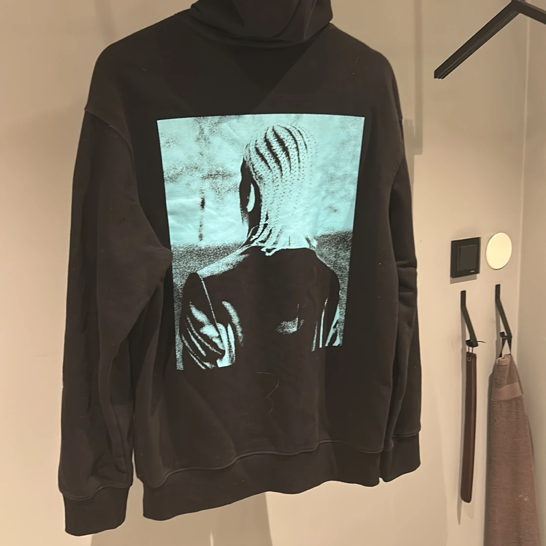 Svart hoodie från H&M med tryck - 91