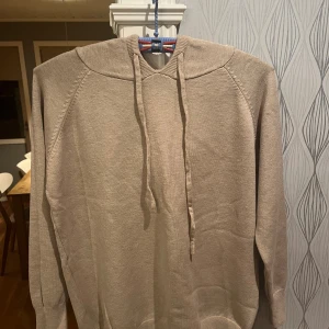 Merinoull hoodie - En helt ny merinoull hoodie som är fett skön, strl s men passar xs med, skriv om du undrar något 