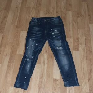 Jeans  - En mörkblå färg på jeansen och snygga