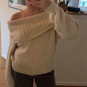 Stickad tröja från Gina - Säljer denna stickade off shouldern från Gina då den inte kommer till användning! Storlek M