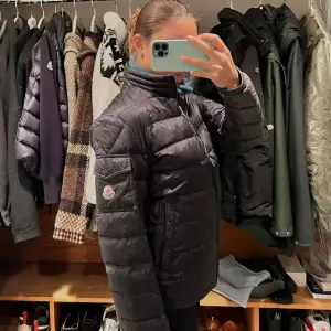 Säljer denna moncler jacka!! Den är i bra skick!! Storlek 3!! Nypris ca 9500! Säljs gör 2000kr!!❣️❤️