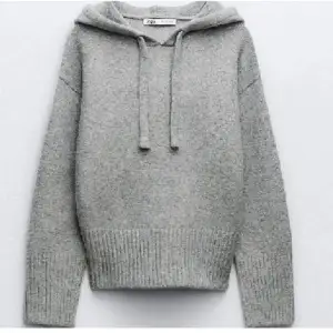 Säljer min vit- rosa stickade hoodie i samma passform som zara hoodien från hm, flera bilder kan skickas privat!!