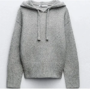 Stickad hoodie snygg - Säljer min vit- rosa stickade hoodie i samma passform som zara hoodien från hm, flera bilder kan skickas privat!!