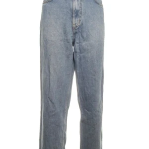 Blå jeans från Pull&Bear - Säljer ett par klassiska blå jeans från Pull&Bear i storlek EUR 38. De är tillverkade i Turkiet och har en snygg, rak passform. Perfekta för vardagsbruk med en tidlös stil. Jeansen är i mycket bra skick och redo för en ny ägare!