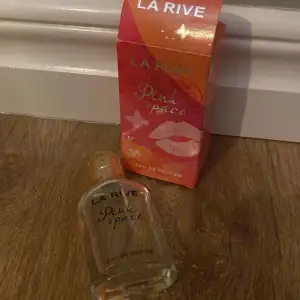 Eau de Parfym från La Rive, Pink Space. Kommer inte till användning men doftar väldigt friskt och gott! 