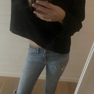 Snygga Lågmidjade jeans från Only  - Jätte fina Lågmidjade jeans från Only med hål vid ena knät🫶 skriv om du har frågor eller vill ha fler bilder! Avklippta längs ner jag på bilden är 168